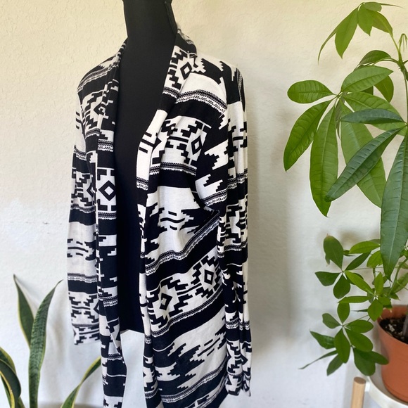 Boho Bobbie Brooks 1X Black and White Patterned Top, ethnic patterns - Picture 2 of 3